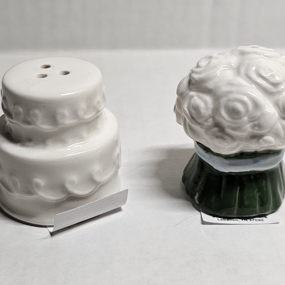 Miniature Salt And Pepper Shakers Shaped As A Wedding Cake In The Wedding Bouque - Picture 2 of 5